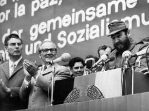 Leuna. Werner Lamberz, Erich Honecker und Fidel Castro während der Kundgebung bei Leunawerkern