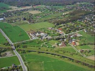 Dinslaken-Eppinghoven. Stadtteilansicht zwischen Heerstraße, Emscher, Rotbachstraße und Schanzenstraße. Luftbild-Schrägaufnahme von Südost