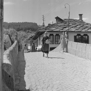 Die bulgarische Kleinstadt Trjawna an den nördlichen Hängen des Balkangebirges liegend