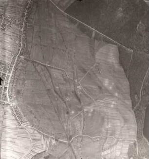 Amerikanische Luftbildaufnahmen von Kriegszerstörungen. Ausrichtung nach Südwesten. Neureut (Randgebiet)