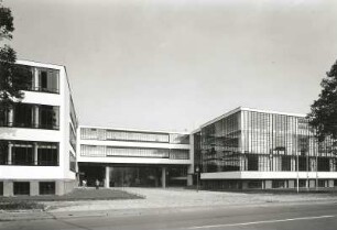 Dessau. Bauhaus. Verwaltungstrakt zwischen Schulgebäude und Werkstättenanbau von West