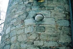 Steinkugel im Mauerwerk des äußeren Turmes der Elgersburg