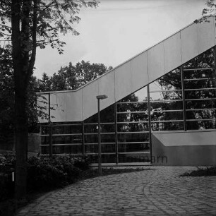 Hallenbad [später Travebad-Schwimmhalle]: Konrad-Adenauer-Ring: vorn Weg: links Grünanlage