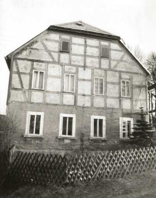 Sayda-Pilsdorf. Wohnstallhaus, Nr. 2. Giebelfront mit Einfriedung