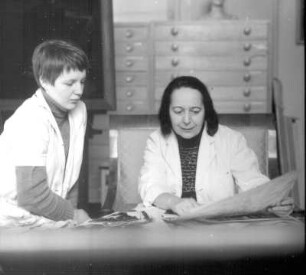 Professor Lea Grundig (1906-1977) mit einer Schülerin in ihrem Atelier
