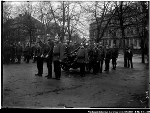 Übungen der Wolfenbütteler Freiwilligen Feuerwehr Enthält: Feuerwehrleute mit Gerätewagen auf dem Schlossplatz