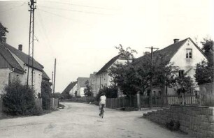 Dorfstraße in Baschütz : Wjesna dróha w Bošecach