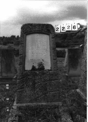 Grabstein 2226 (Index: 100097287) Maße HxBxT: 132x53x36 cm: Grabstein 2226