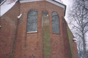 Kirchenstraße 13: Martin-Luther-Kirche: Teilansicht: Apsis mit Strebepfeilern, Buntglasfenstern