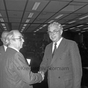 Manfred Samusch: Wiederwahl: in Stadtverordnetenversammlung: Gratulation durch stellvertretenden Bürgervorsteher Hubert Mennicken, 9. April 1984
