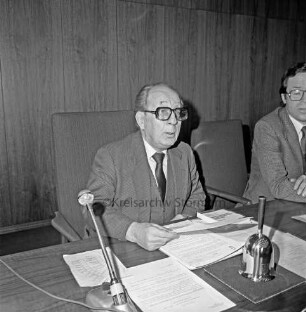 Kreistagssitzungssaal: Kreistagssitzung: Kreisrat Herbert Breede (SPD), Ahrensburg, am Präsidiumstisch neben Landrat Hans-Henning Becker-Birck