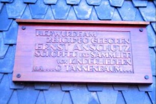 Detail Pfarrhaus: Hölzerne Gedenktafel für Liedersammler Ernst Anschütz, der hier 1780 geboren wurde