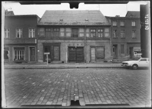 Bernau, Berliner Straße 18/14. Wohnhäuser mit Läden. Straßenfront