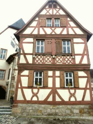 Kurmainzisches Schloß-Ansicht von Osten-Fachwerkgebäude im Norden über Giebelseite-Riegelbauweise-vorkragende Obergeschosse mit Holzschnitzrei (Ornamentik) und drei Schreckköpfen