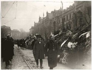 Die Beisetzung des Reichspräsidenten Ebert in Heidelberg am 5. März 1925 (Wagen mit den Kränzen)