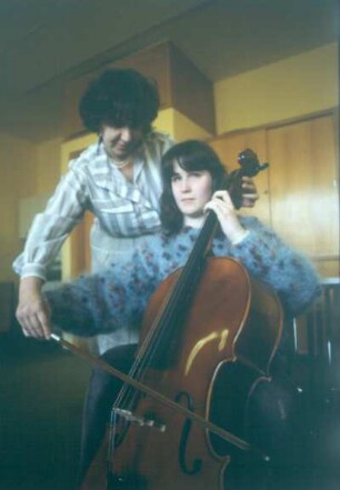 Marburg. Carl-Strehl-Schule. Musikunterricht. Blinde Schülerin mit Cello