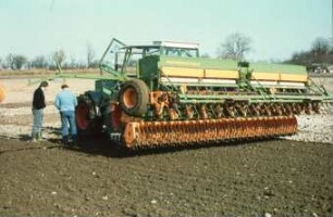 Fotografie: Drillkombination, Kastendrillmaschine, Rüttelegge