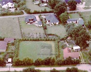 Kuddewörde (Kreis Herzogtum Lauenburg): Luftbild: Wohnhaus (Mühlenredder 17): im Vordergrund Straße Langenstücken