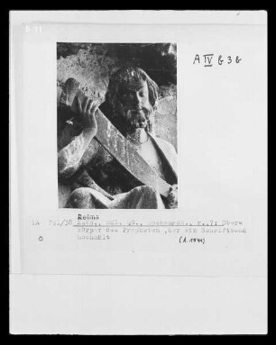 Rosenarchivolte — 7. Figur: Prophet mit Spruchband
