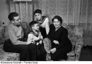Porträtaufnahmen des Staatssekretärs Dr. Leo Zuckermann und seiner Familie : Leo Zuckermann mit Familie