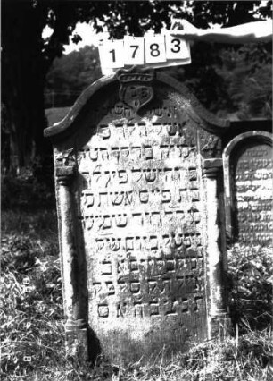 Grabstein 1783 (Index: 100096415) Maße HxBxT: 120x45x10 cm Symbolik: Krone, Schild: Grabstein 1783
