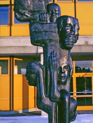 Schulzentrum: Skulptur von Siegfried Assmann: "Nicht sehen, hören, sprechen"