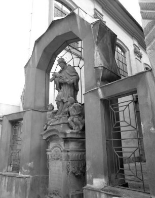 Der heilige Johannes von Nepomuk mit zwei Engeln — Umrahmung des Heiligen