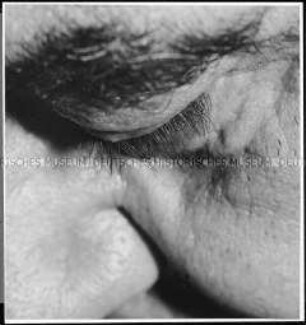 Detail eines Gesichts mit geschlossenem Auge (Altersgruppe 18-21)