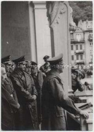 Adolf Hitler spricht vom Balkon des Theaters in Karlsbad