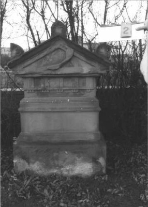 Grabstein 2 (Index: 99808589) Material: Sandstein Zustand: nur Sockel und Giebel erhalten Maße HxBxT: 136x66x33 cm Beschreibung: getreppter Sockel, Giebel mit Akroteren Symbolik: Schofar: Grabstein 2