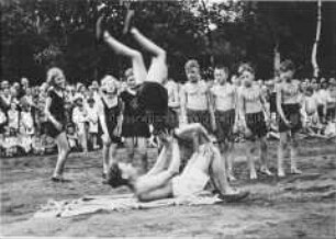 Kinder beim Turnen im Ferienlager der "Roten Falken"