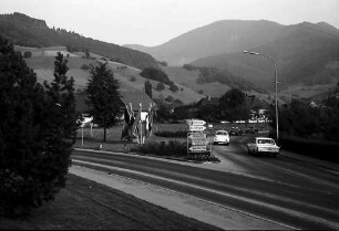 Straßengabelung Ober-/Untermünstertal mit Belchen im Hintergrund