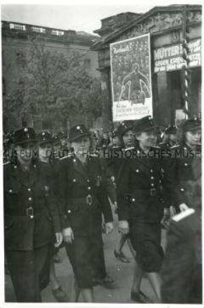 Volkspolizistinnen bei der Parade zum 1. Mai