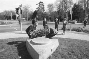 Kranzniederlegung am Mahnmal für die Opfer des RAF-Attentats auf Generalbundesanwalt Siegfried Buback, seinen Kraftfahrer Wolfgang Göbel und Justizhauptwachtmeister Georg Wurster