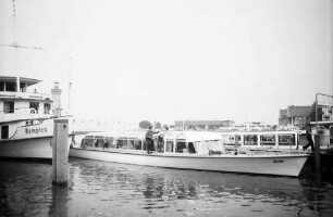 Lindau: Motorschiff im Hafen