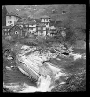 Bergdorf am Fluss