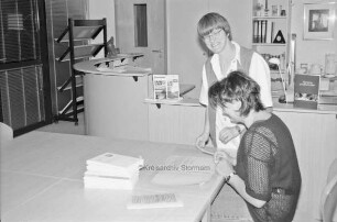 Mommsenstraße 14: Benutzerraum: Jutta Gaede und Karin Börgers