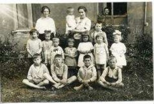 Kindergruppe mit zwei Betreuerinnen