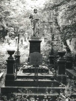 Grabmal der Familie Simunek : Grabmal der Familie Simunek. Sandstein (vor 1886; L. Simek). Prag-Královské Vinohrady, Olšaner Friedhof
