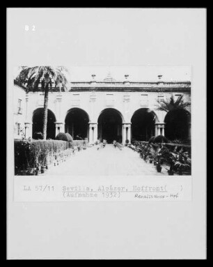 Alcázar — Palacio gótico — Patio del Crucero