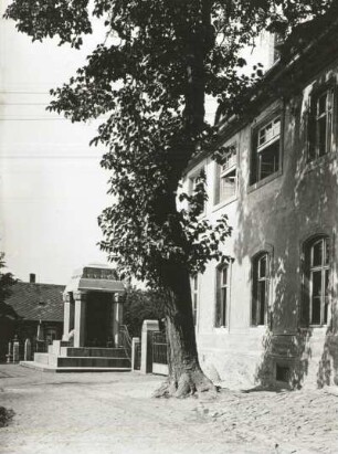 Großweitzschen. Straßenbild mit Blick zum Denkmal für die Gefallenen des 1. Weltkrieges (1920/1925)
