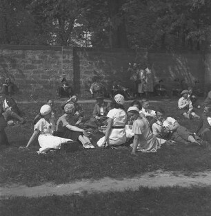 Dresden. Pausierende Mitarbeiter der Sächsischen Landesbildstelle nach der Kundgebung am 1. Mai 1934, am Tag der nationalen Arbeit