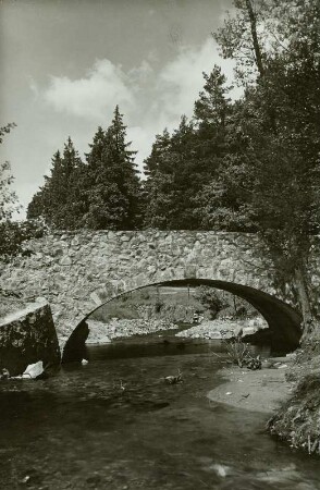Dresdner Heide, Kannenhenkelbrücke über die Prießnitz. Beton mit Natursteinverkleidung. Blick flußabwärts