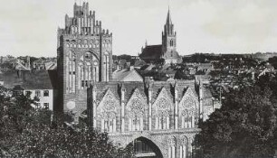 Neubrandenburg, Stadtansicht : Neubrandenburg. Stadtansicht mit Treptower Tor und Stadtkirche