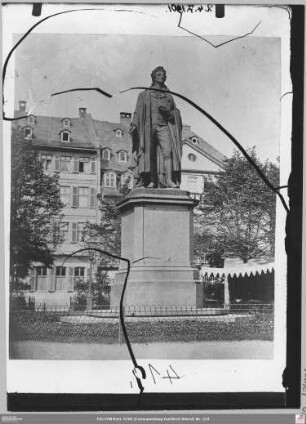 Schillerdenkmal auf dem Schillerplatz, im Hintergrund Paradeplatz 8-4 (heute An der Hauptwache 11)