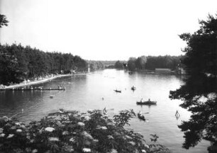 Weixdorf-Friedersdorf. Prinz-Hermann-Bad (Waldbad Weixdorf). Badesee mit Sportschwimmbahn (50 m) und Kahnbetrieb. Blick von der Gaststätte nach Süden