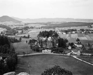 Bürgstein (Sloup v Cechách/Tschechische Republik). Blick zur Felsenburg Einsiedlerstein (Sloup)