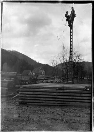 Arbeiter auf dem Strommast