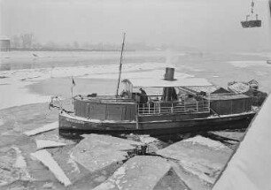 Verkehrs- und Winterhafen. Fährdampfer "Hildegard" beim Bekohlen am Kai : Dresden-Neustadt. Verkehrs- und Winterhafen. Fährdampfer "Hildegard" beim Bekohlen am Kai. Winteraufnahme