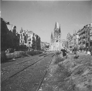 Straßenbild mit Kindergruppe und Ruine der Kaiser-Wilhelm-Gedächtniskirche : Berlin. Zerstörtes Berlin. Britischer Sector. Tauentzienstraße. Straßenbild mit Kindergruppe und Ruine der Kaiser-Wilhelm-Gedächtniskirche